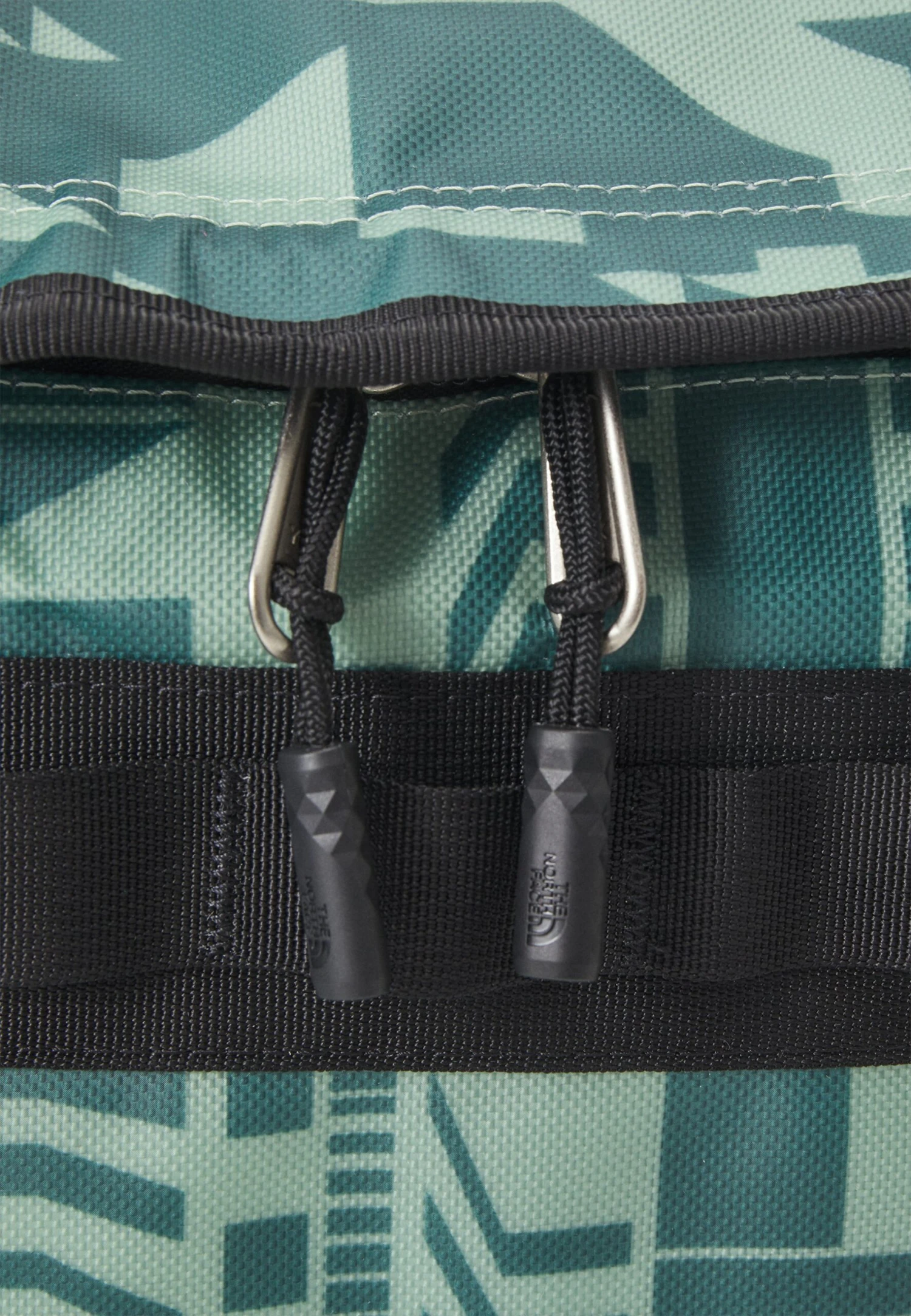 The North Face Base Camp Duffel M Unisex - Holdall - Misty Sage Irregular Geometry/Black 10 The North Face Base Camp Duffel M Unisex - Holdall - Misty Sage Irregular Geometry/Black - Image 8