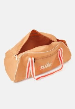 Nike Performance Gym Club Retro - Sports Bag - Amber Brown/Bright Crimson -Deals Sport Girl Outfit Store 10ace60c81b64f43817afe8607aa0a9c