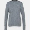 Nike Performance Crew - Long Sleeved Top - Smoke Grey/Lightt Smoke Grey/Heathre/Silver -Deals Sport Girl Outfit Store 143510f928494062b93e8917fb1ef584