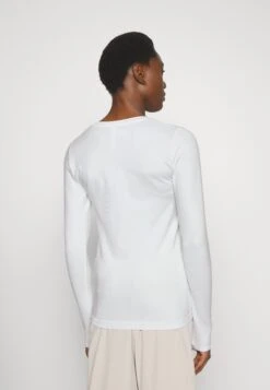 Athleta Flurry Blizzard Seamless - Long Sleeved Top - Bright White -Deals Sport Girl Outfit Store 3cee9f3bc63b4477ab57206352b38d1d