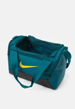 Nike Performance Brasilia Duffel Unisex - Sports Bag - Geode Teal/Black/Sundial -Deals Sport Girl Outfit Store 3e6875b49d0d43318d8073cf16ef9bc0