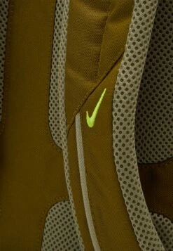 Nike Performance Hike Daypack Unisex - Rucksack - Olive Flak/Neutral Olive -Deals Sport Girl Outfit Store 408b58ab588040808d581d2dac50d802
