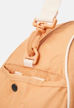 Nike Performance Gym Club Retro - Sports Bag - Amber Brown/Bright Crimson -Deals Sport Girl Outfit Store 41e50360021d4114806abae402c89c17