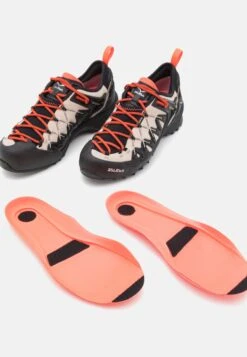 SALEWA Ws Wildfire Edge Gtx - Hiking Shoes - Oatmeal/Black -Deals Sport Girl Outfit Store 4d036a985e244784a3e5df5d646f7a87