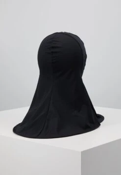 Under Armour Sport Hijab - Headscarf - Black/Silver -Deals Sport Girl Outfit Store 527a3a510ea640ec8da6fa092e607bbc