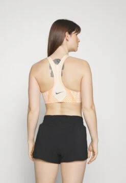 Nike Performance W Nk Df Swsh Hn Bra - Medium Support Sports Bra - Guava Ice/Burgundy Crush -Deals Sport Girl Outfit Store 79637e7d63144abd8fde5d5c5abda9fd