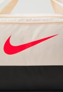 Nike Performance Brasilia Duffel Unisex - Sports Bag - Guava Ice/Black/Bright Crimson -Deals Sport Girl Outfit Store 90a0d3610854424d85d2bdd2c56489d8