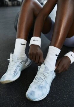 Nike Performance W Metcon 8 Prm - Training Shoe - Photon Dust/Summit White/Khaki/Cool Grey/Mica Green -Deals Sport Girl Outfit Store c7d964b35f954d0496f9b0346252ca9a