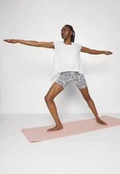 Athleta Essence Explore Tee - Basic T-Shirt - Bright White -Deals Sport Girl Outfit Store c9149bd10a9941c9842b974fac841e1d