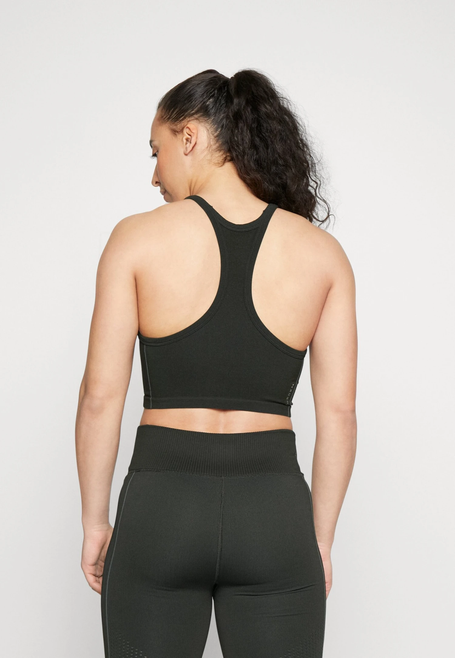 Under Armour Rush Seamless Tank - Medium Support Sports Bra - Black/Pitch Gray 5 Under Armour Rush Seamless Tank - Medium Support Sports Bra - Black/Pitch Gray - Image 3