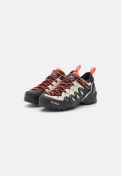 SALEWA Ws Wildfire Edge Gtx - Hiking Shoes - Oatmeal/Black -Deals Sport Girl Outfit Store f35eb7bc8dd948e692255dbc9692fc73